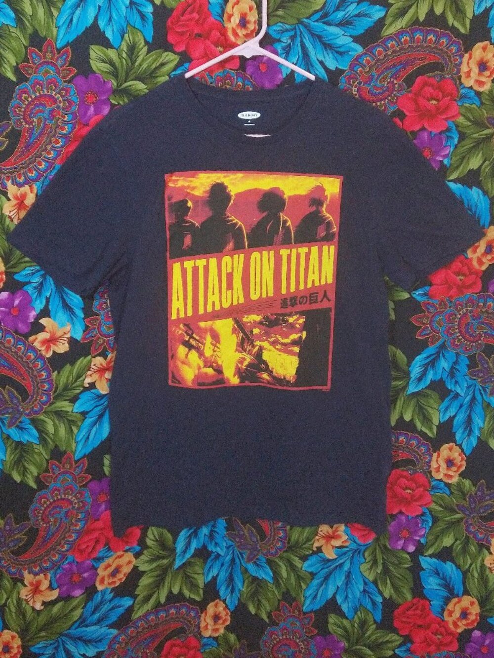 ** RARE ** MEN'S ATTACK ON TITAN x GAP SHIRT ANIME MANGA TEE SIZE MEDIUM (AS-IS)